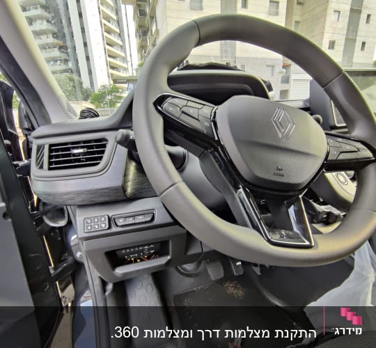הגה רכב עם כפתורים, לוח מחוונים ומסך מגע